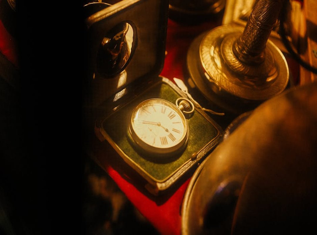 Detailed Examination of Selina's Gold Watch